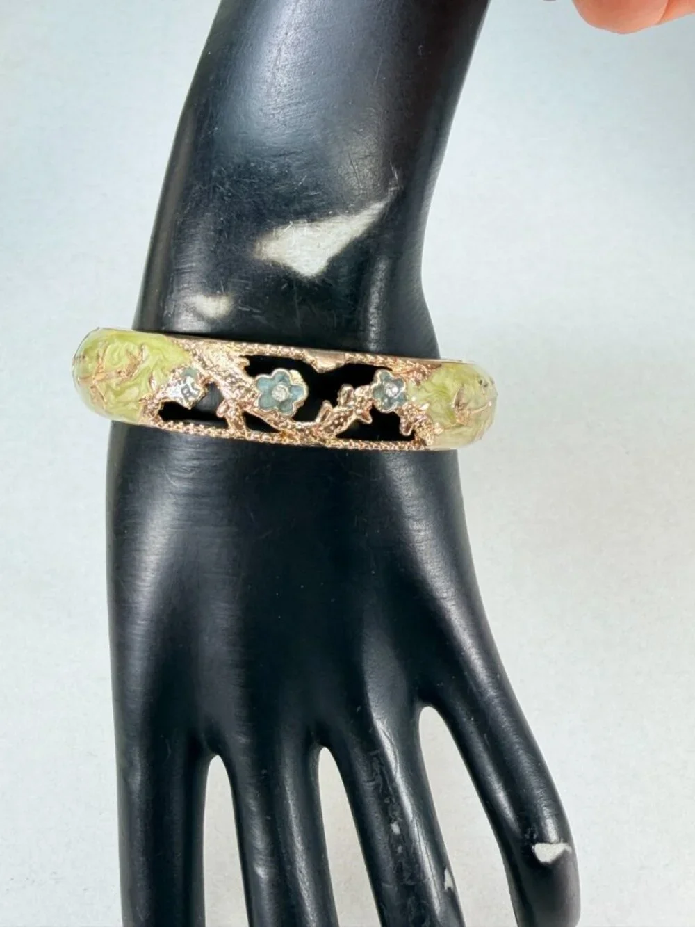 Jin Long Xing Green Enamel Openwork Floral Gold Tone Hinged Bangle Bracelet
